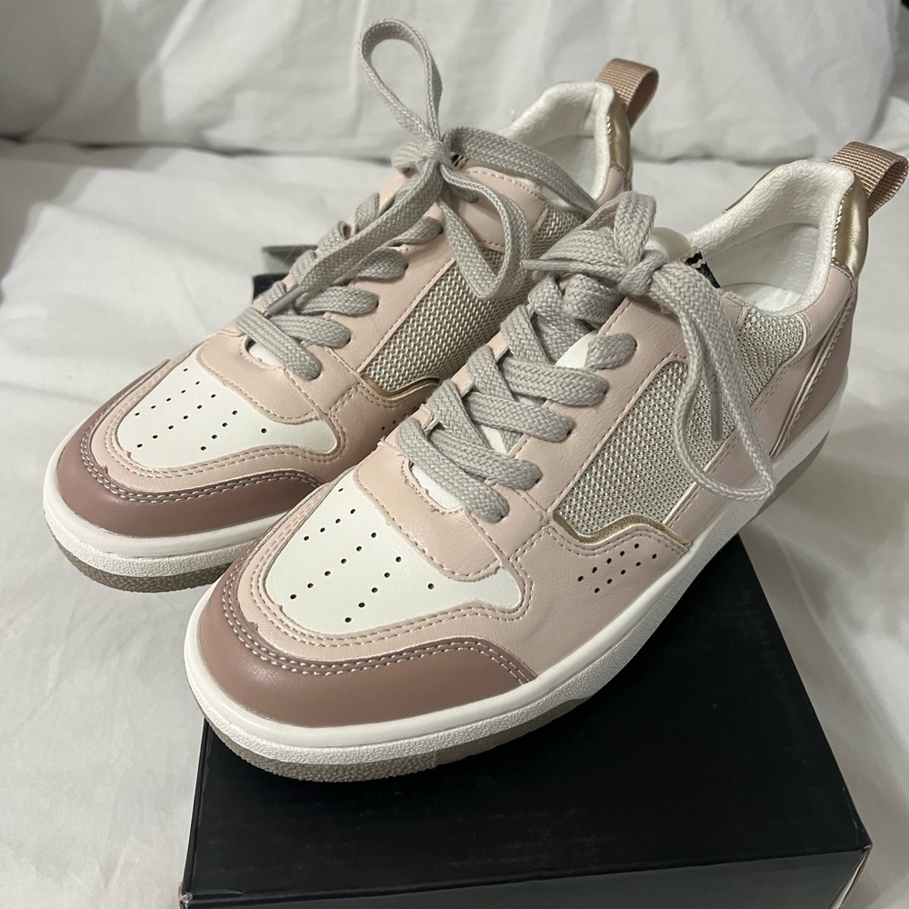 Shu shop size 8 new blush sneakers